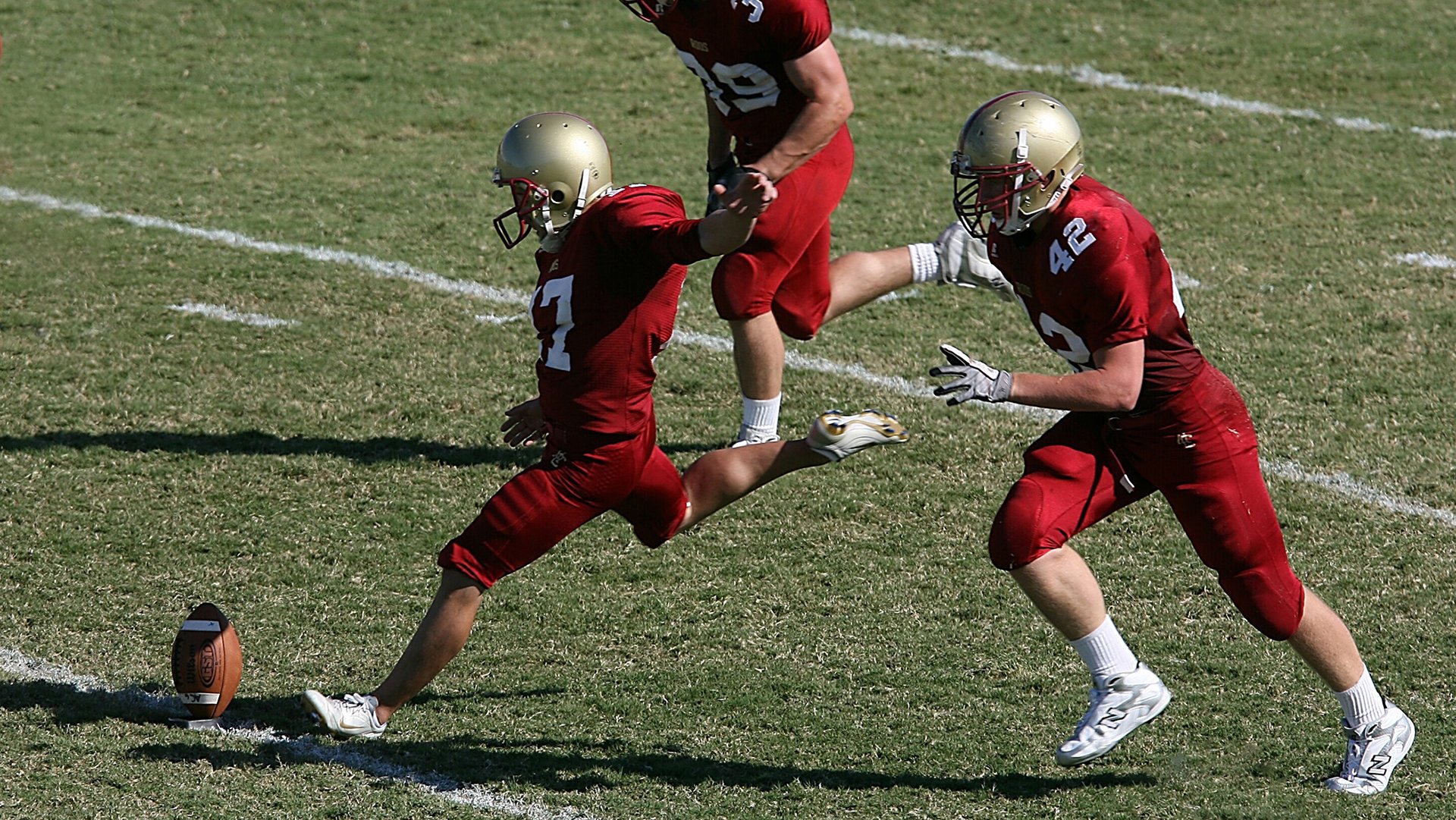 快船“双星”詹姆斯和莱昂纳德的“攻防双核”战术成核心，詹姆斯与莱昂纳德谁更强壮