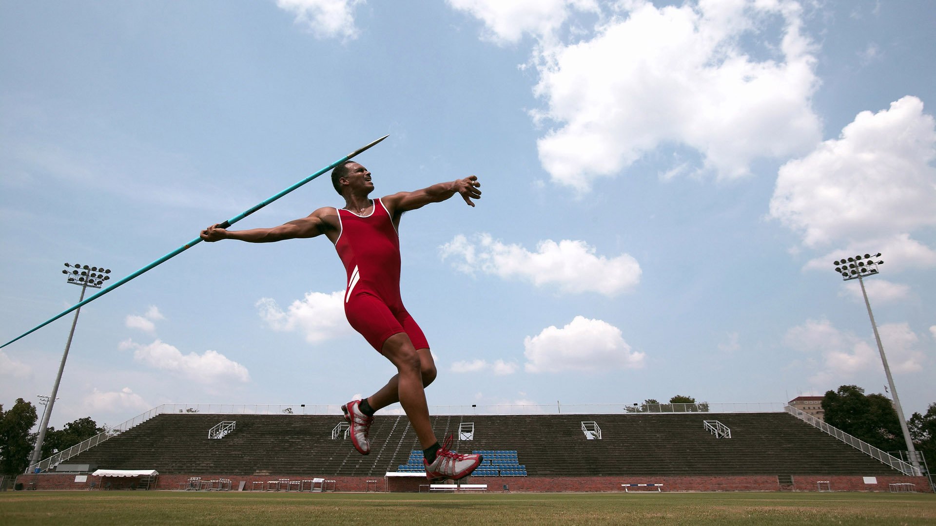 绿色环保足球场成为城市新名片,打造“绿色足球城市”,足球场绿色草坪背景图
